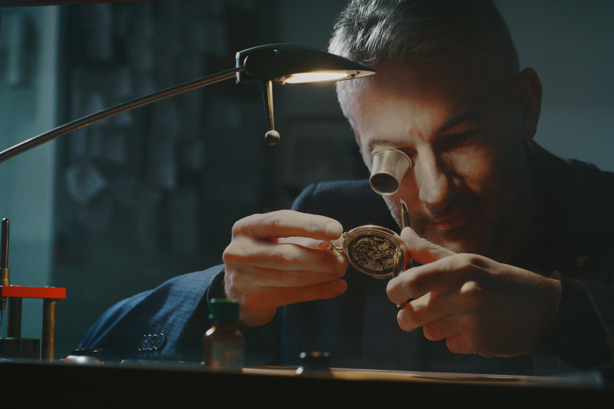 Ourives avaliando um relógios